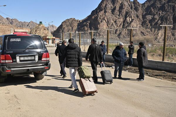 სხვადასხვა ქვეყნის მოქალაქეები ერევნის მიმართულებით იემგზავრებიან. - Sputnik საქართველო