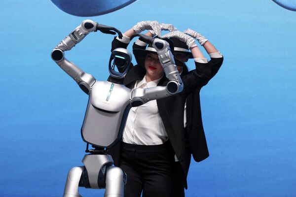 Прототип робота Honor танцует вместе с артистами на выставке Mobile World Congress в Барселоне. Прототип робота Honor танцует вместе с артистами на выставке Mobile World Congress в Барселоне. - Sputnik Грузия