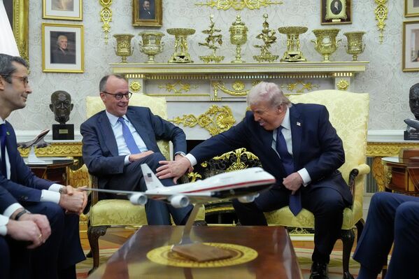 Президент Дональд Трамп встречается с канцлером Германии Фридрихом Мерцем в Овальном кабинете Белого дома в Вашингтоне. Президент Дональд Трамп встречается с канцлером Германии Фридрихом Мерцем в Овальном кабинете Белого дома в Вашингтоне. - Sputnik Грузия