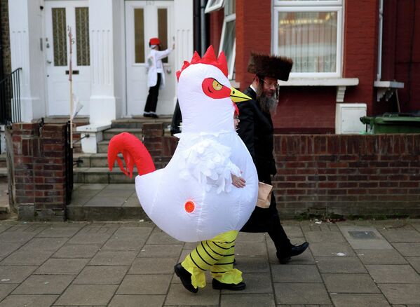 Ребенок из ортодоксальной еврейской семьи в костюме празднует ежегодный праздник Пурим в Лондоне. Ребенок из ортодоксальной еврейской семьи в костюме празднует ежегодный праздник Пурим в Лондоне. - Sputnik Грузия