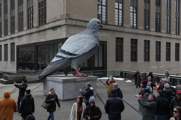Скульптура голубя под названием "Динозавр" художника Ивана Арготе в Нью-Йорке. Скульптура голубя под названием "Динозавр" художника Ивана Арготе в Нью-Йорке. - Sputnik Грузия