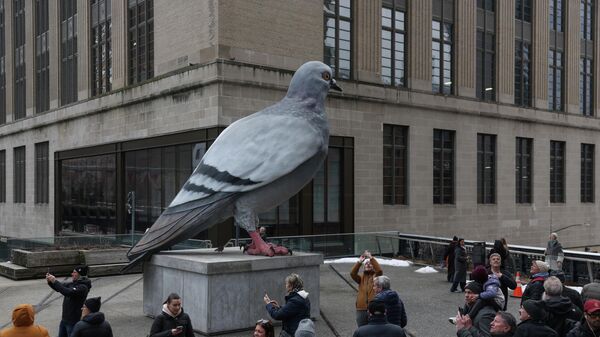 Скульптура голубя под названием Динозавр художника Ивана Арготе в Нью-Йорке, США - Sputnik Грузия