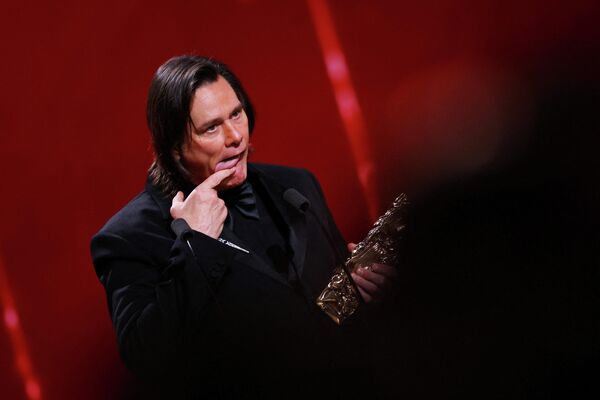 მსახიობი ჯიმ ქერი  პარიზში საპატიო ჯილდოს მიღებისას. - Sputnik საქართველო