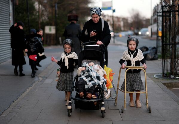 ორთოდოქსი ებრაელთა  ოჯახები ლონდონში ყოველწლიურ პურიმის დღესასწაულს საგანგებო კოსტიუმებში აღნიშნავენ. - Sputnik საქართველო