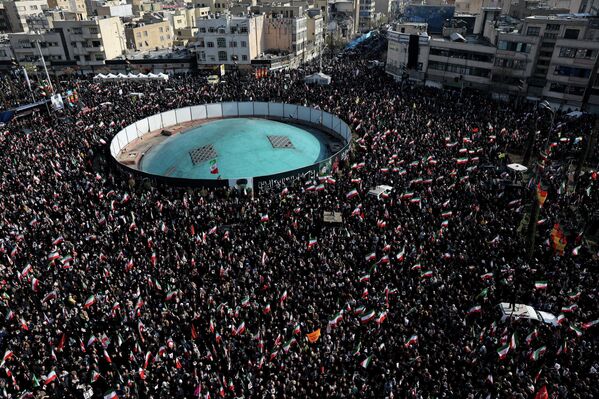 Люди на митинге в поддержку нового верховного лидера Ирана Моджтабы Хаменеи. - Sputnik Грузия
