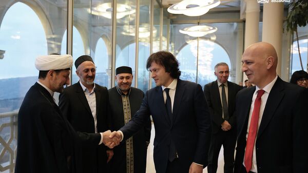 Слева направо: Гаджи Фаиг Набиев, Этибар Эминов, Адам Шантадзе, Ираклий Кобахидзе и Заза Вашакмадзе, Тбилиси, Грузия, 10 марта 2026г. - Sputnik Грузия