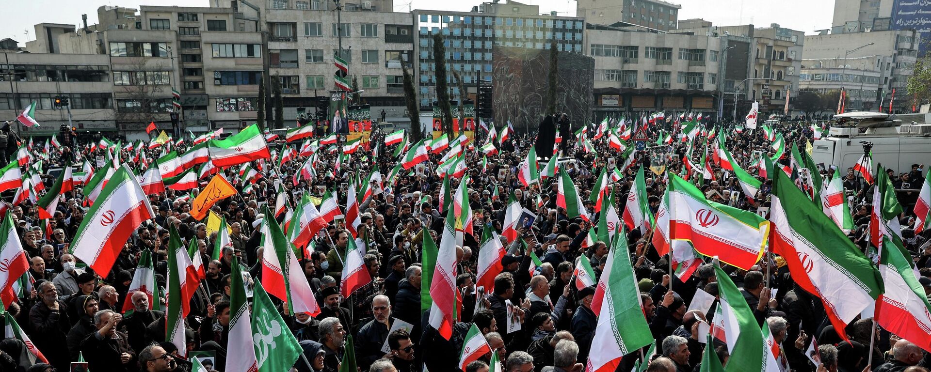 Люди на митинге в поддержку нового верховного лидера Ирана Моджтабы Хаменеи на фоне американо-израильского конфликта с Ираном, Иран - Sputnik Грузия, 1920, 29.03.2026