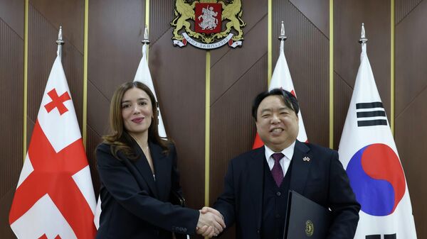 გარემოს დაცვის მინისტრის მოადგილე ნინო თანდილაშვილი და კორეის ელჩი საქართველოში ჰიონ დუ კიმი - Sputnik საქართველო