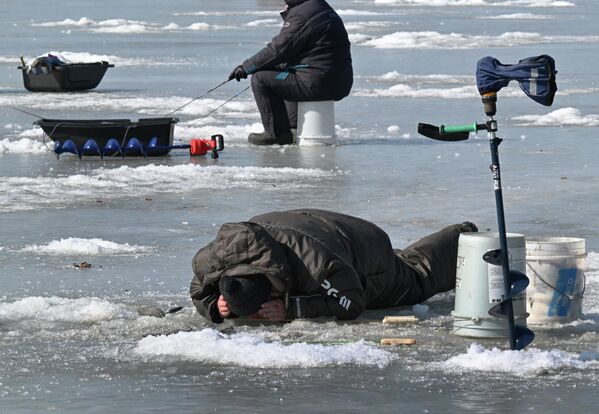 Любительский лов сельди на льду Амурского залива в Приморском крае, Россия Любительский лов сельди на льду Амурского залива в Приморском крае, Россия - Sputnik Грузия