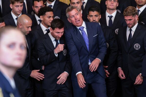 Министр транспорта США Шон Даффи позирует для фотографий с капитаном футбольного клуба "Интер Майами" Лионелем Месси и другими игроками, США. Министр транспорта США Шон Даффи позирует для фотографий с капитаном футбольного клуба "Интер Майами" Лионелем Месси и другими игроками, США. - Sputnik Грузия