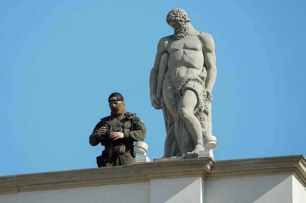 Сотрудник службы безопасности работает в день визита короля Швеции Карла XVI Густава в Варшаве. Сотрудник службы безопасности работает в день визита короля Швеции Карла XVI Густава в Варшаве. - Sputnik Грузия