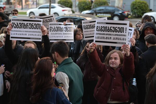 საპროტესტო აქციებში ათასობით ახალგაზრდა მონაწილეობს. - Sputnik საქართველო