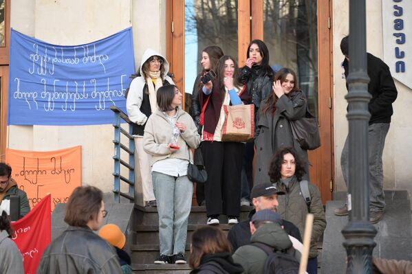  ახალი სისტემის თანახმად, უნივერსიტეტები ვიწროპროფილური გახდებიან: 2026/2027 სასწავლო წელს თითოეული დაწესებულება სტუდენტებს მხოლოდ კონკრეტულ დისციპლინებზე მიიღებს. - Sputnik საქართველო