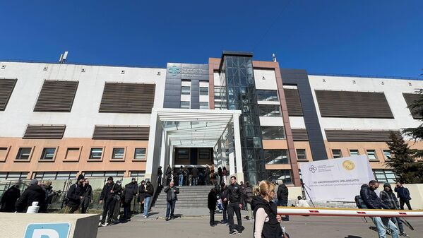 Кавказский медицинский центр, куда ночью 17 марта доставили Католикоса-Патриарха Всея Грузии Илию Второго.  - Sputnik Грузия