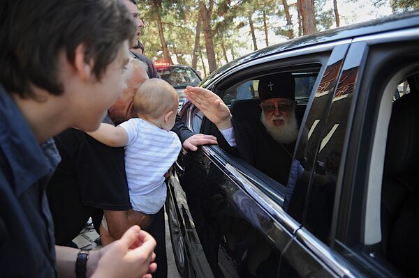 ათასობით ბავშვი ილია მეორის ნათლული გახდა. - Sputnik საქართველო