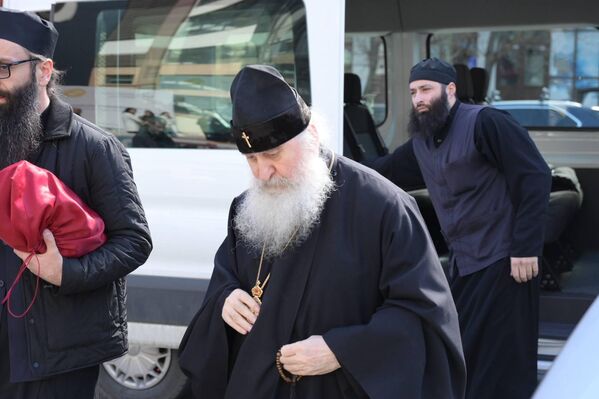 Вся страна молилась за здоровье Патриарха, вместе с теми, кто собрался у медицинского центра.  - Sputnik Грузия