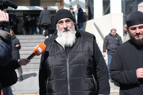 В медицинский центр прибыли и представители духовенства. - Sputnik Грузия