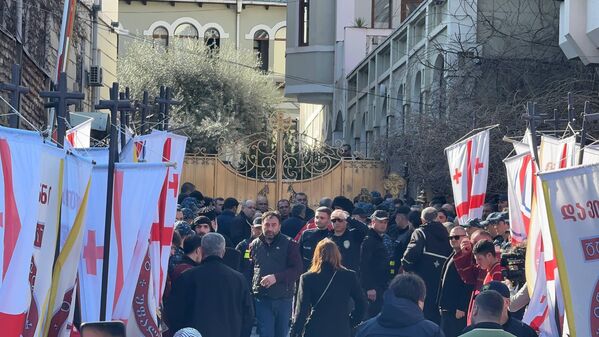 Тысячи людей собрались у здания патриархии, чтобы сопроводить Патриарха в его прощальный путь. - Sputnik Грузия