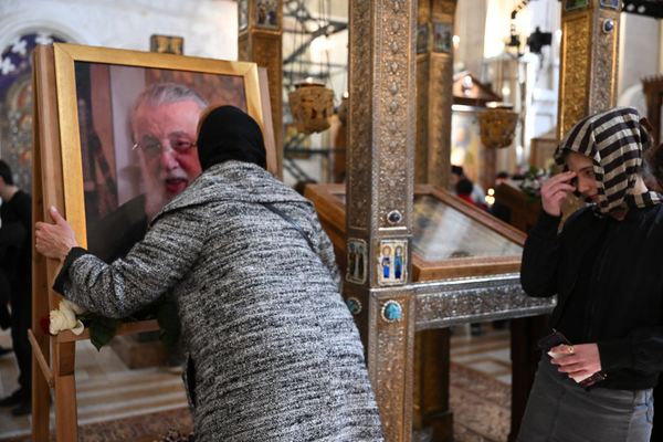 Внутри храма царит тишина, наполненная молитвами и скорбью. - Sputnik Грузия