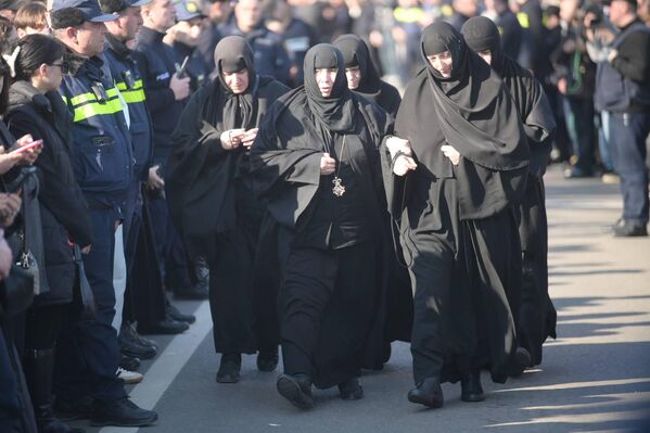 Люди склоняют головы, провожая духовного лидера страны. - Sputnik Грузия