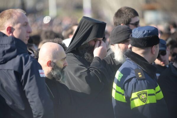 В глазах собравшихся – слезы и благодарность за годы служения Патриарха. - Sputnik Грузия