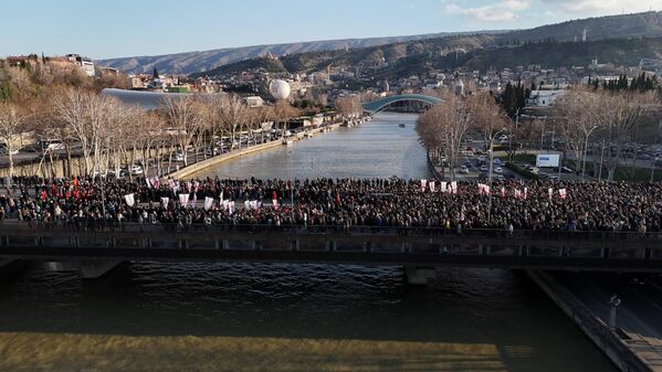 Шествие приближается к Самеба, где пройдет прощание с Патриархом. - Sputnik Грузия