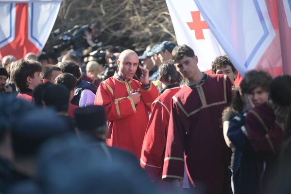 მორწმუნეები ერთმანეთის მხარდამხარ დგანან - ხატებითა და სანთლებით ხელში. - Sputnik საქართველო