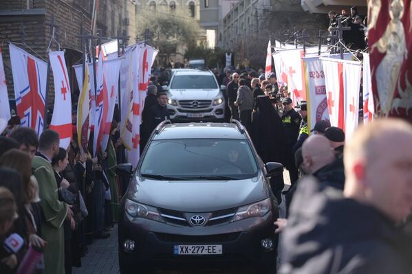 მსვლელობა საპატრიარქოდან სამების  ტაძრისკენ მიემართება. - Sputnik საქართველო