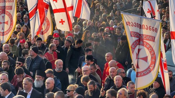 ტაძრის ტერიტორიაზე მორწმუნეები ლოცულობენ. - Sputnik საქართველო