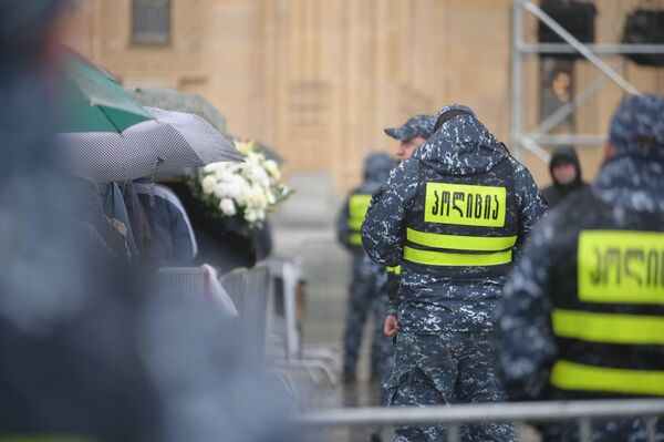 Рядом дежурит полиция, направляя поток людей. - Sputnik Грузия