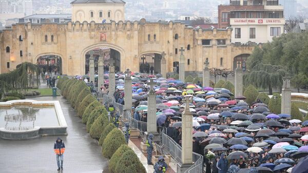 Люди стоят в очереди в Самеба, чтобы проститься с Католикосом-Патриархом Всея Грузии Илиёй Вторым - Sputnik Грузия