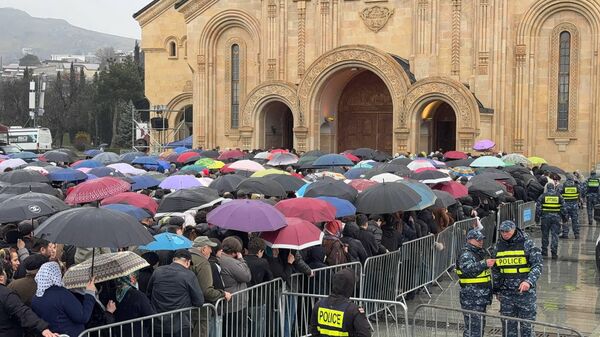 Люди стоят в очереди в Самеба, чтобы проститься с Католикосом-Патриархом Всея Грузии Илиёй Вторым - Sputnik Грузия