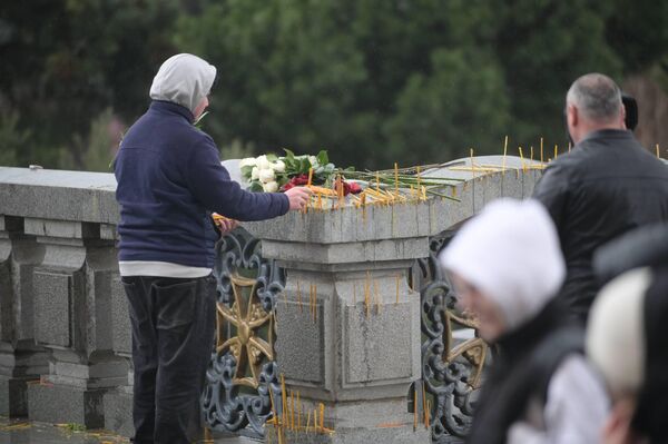 Кто-то зажигает свечи и молится.  - Sputnik Грузия