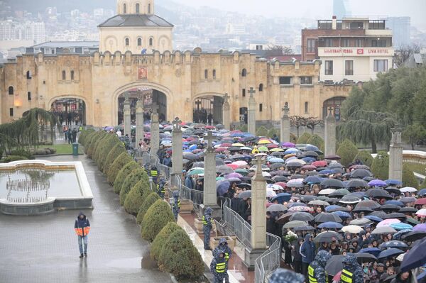 ადამიანების რიგი ყოველ წუთს იზრდება. - Sputnik საქართველო
