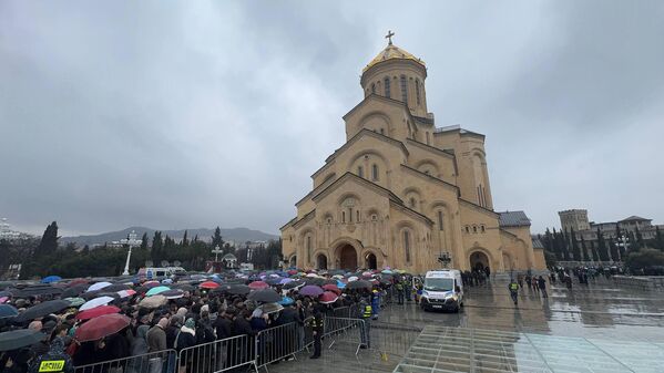 თბილისში დილა წვიმითა და სამების ტაძრის ზარების რეკვით დაიწყო. - Sputnik საქართველო