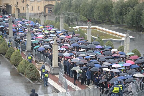 რამდენიმესაათიანი ლოდინის მიუხედავად, არავინ ჩქარობს წასვლას. - Sputnik საქართველო