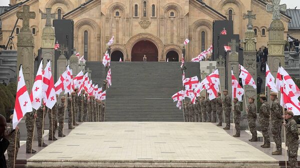 Раннее утро у собора Святой Троицы. - Sputnik Грузия