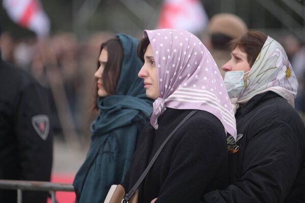 Едва сдерживая слезы. - Sputnik Грузия