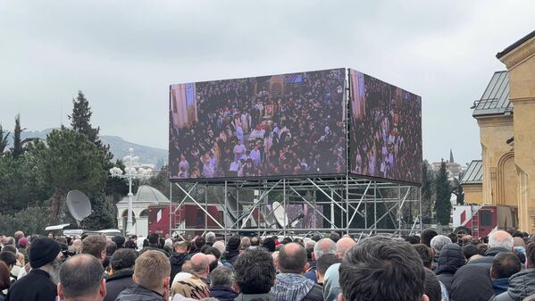 Площадь у собора и центральные улицы заполнены людьми.  - Sputnik Грузия