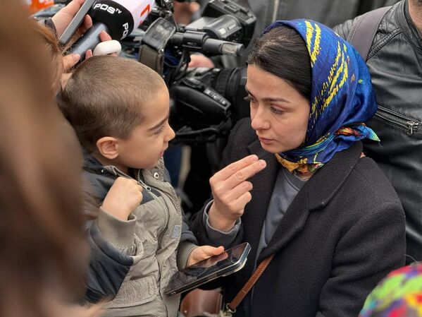 Среди пришедших – семьи с детьми. Многие приходят проститься вместе, передавая память следующим поколениям. - Sputnik Грузия