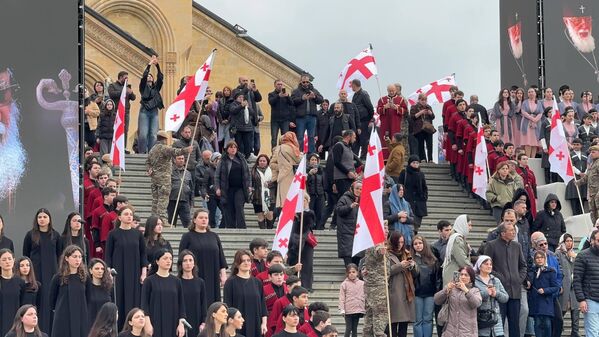 Храм постепенно пустеет. Собор Святой Троицыпокидают и горожане. - Sputnik Грузия