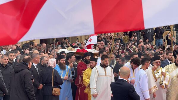 პატრიარქის ნეშტი სამებიდან სიონის ტაძრამდე ხელით გადაასვენეს. - Sputnik საქართველო