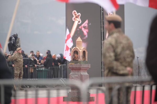 ტაძარში პატრიარქის საგალობლები ისმის და ლოცვა აღევლინება. - Sputnik საქართველო