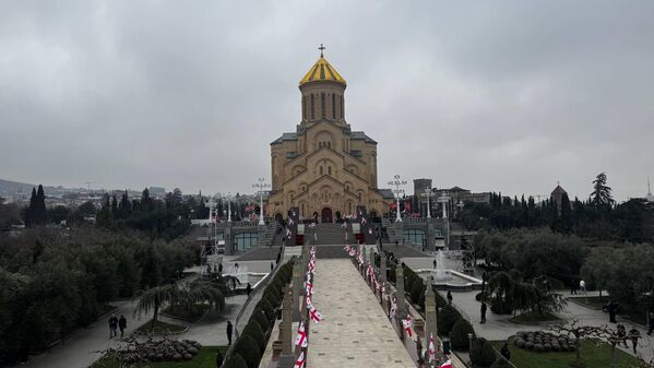 სამების ტაძრის ეზოს ტერიტორია ნელნელა ადამიანებით ივსება. - Sputnik საქართველო