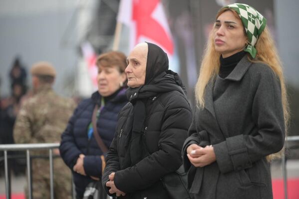 ადამიანები ერთმანეთის გვერდიგვერდ მდუმარედ დგანან. - Sputnik საქართველო