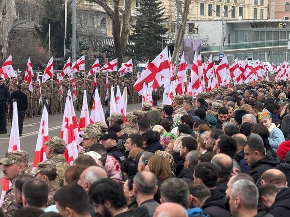  ჯარისკაცები ცერემონიის მარშრუტის მთელ პერიმეტრზე ეწყობიან. - Sputnik საქართველო