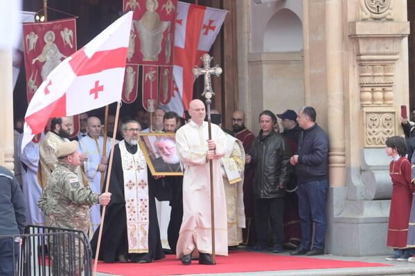 ილია მეორე სამების საკათედრო ტაძრიდან გამოასვენეს. - Sputnik საქართველო
