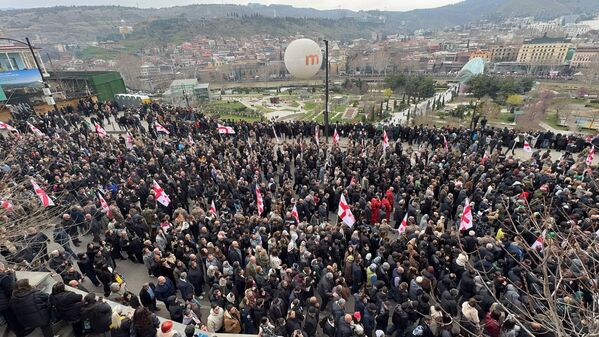 სამგლოვიარო მსვლელობას ადამიანები მდუმარედ მიუყვებიან და უკანასკნელ გზაზე აცილებენ პატრიარქს. - Sputnik საქართველო