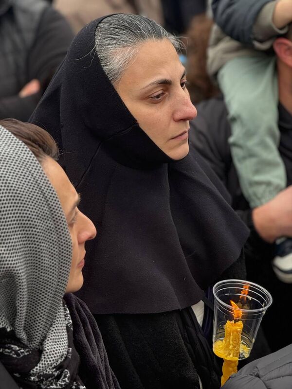 ადამიანები სანთლებით ხელში სიონის ტაძართან. - Sputnik საქართველო