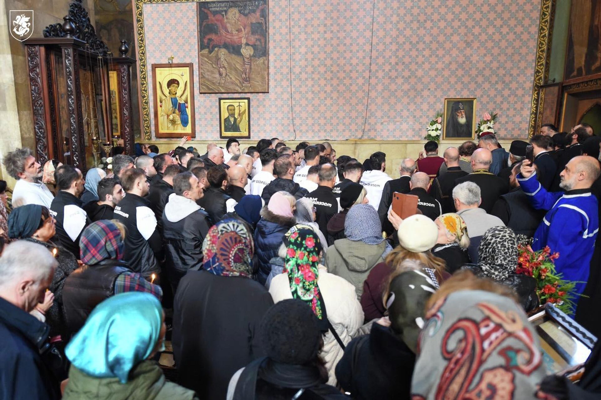 Футболисты сборной Грузии почтили память Патриарха в Сионском соборе - Sputnik Грузия, 1920, 24.03.2026